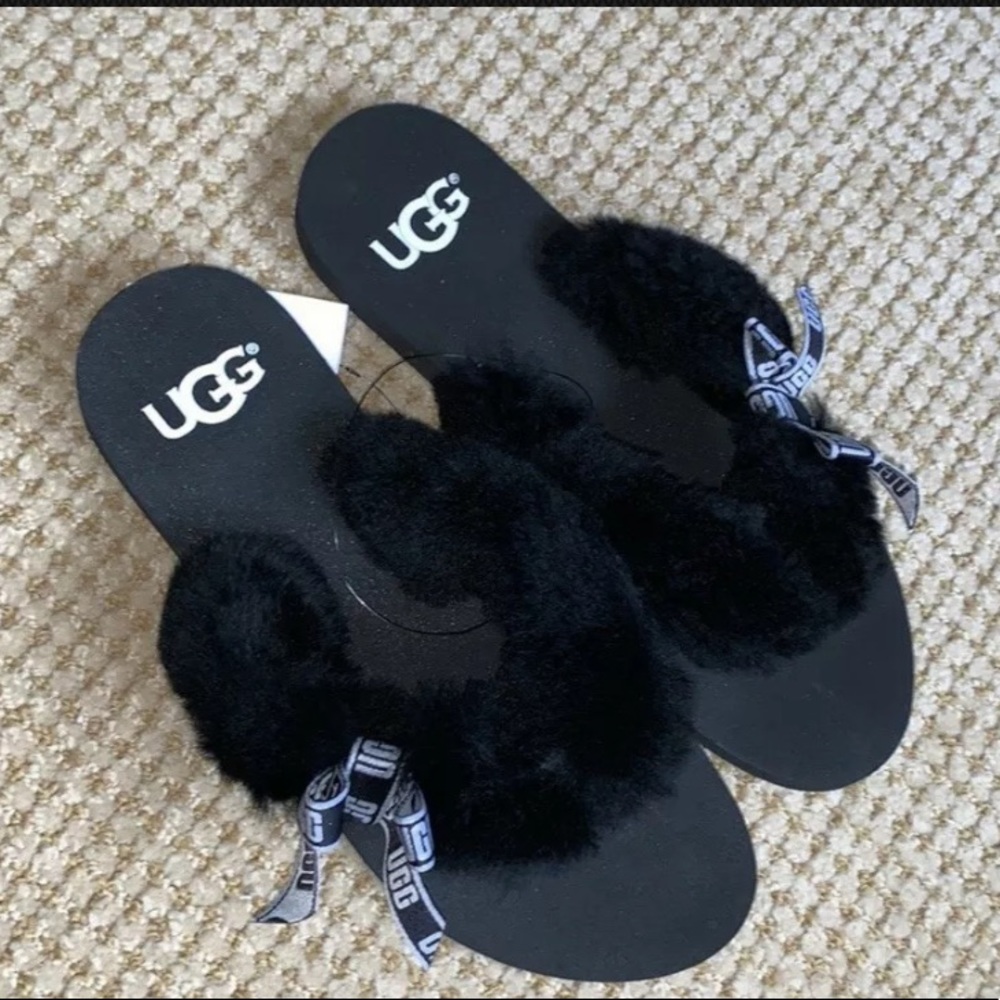 UGG Sunset Black Fur Flip Flops